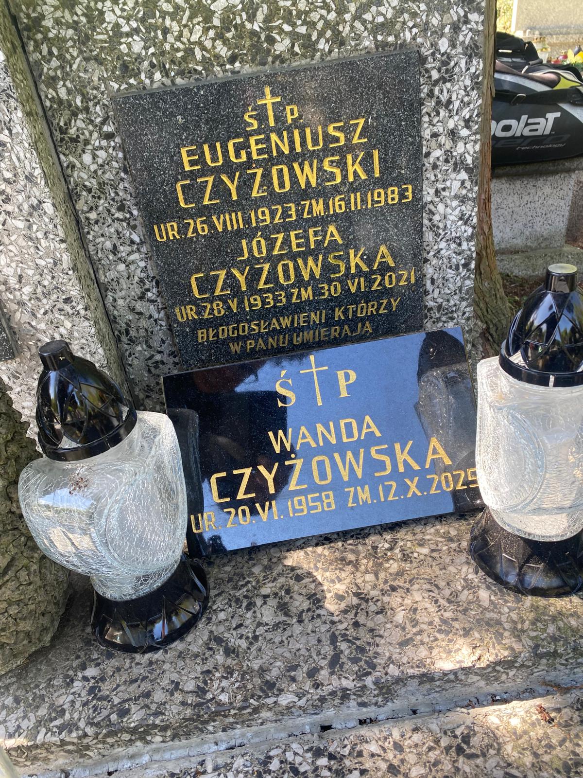 tablica kamienna na stopie