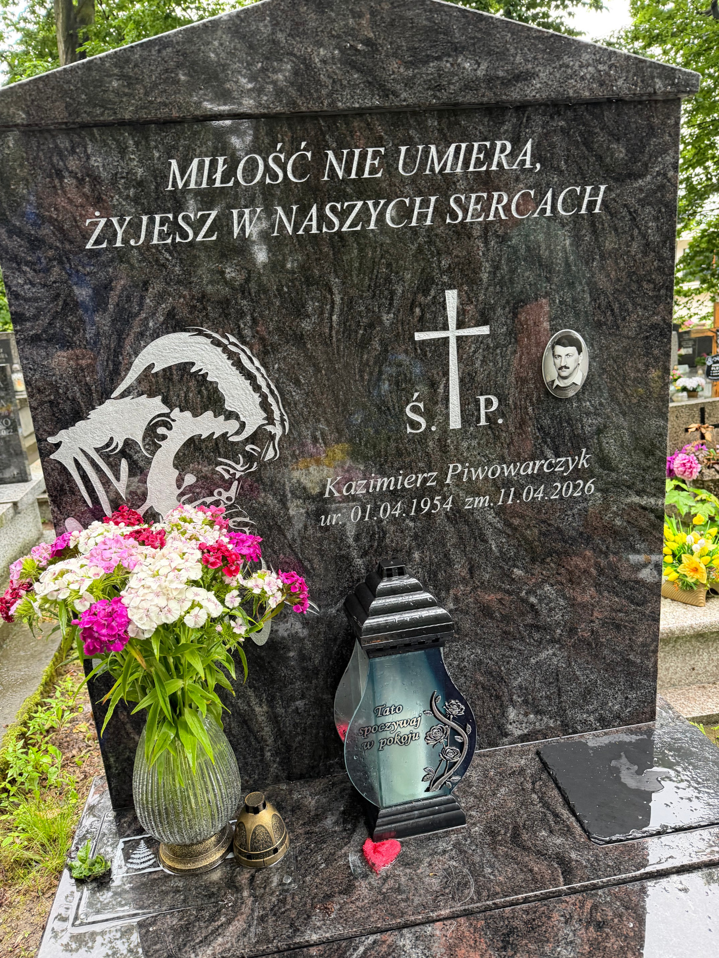 wizerunek Jezusa i napisy na attyce, zdjęcie porcelana