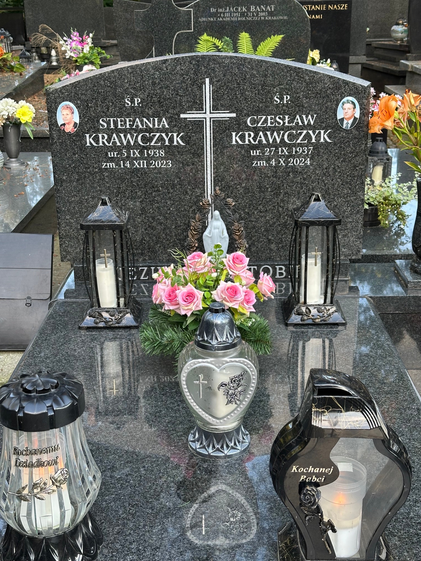 medaliony porcelanowe kolorowe, wykonanie napisów