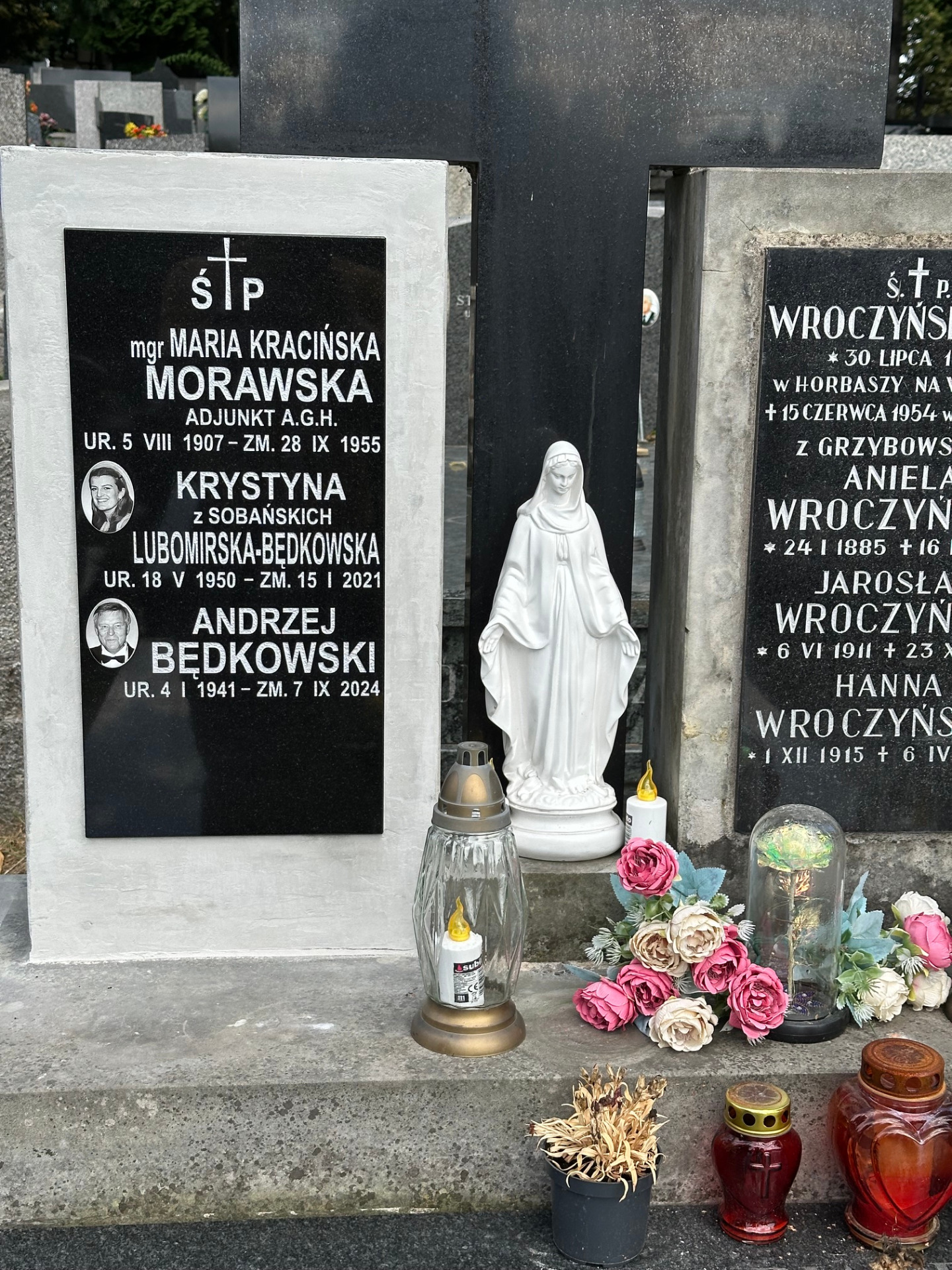tablica kamienna wmurowana